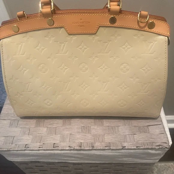 Authentic Louis Vuitton Vernis Brea MM bag. Like new without tags. Beautiful bag - Picture 1 of 13